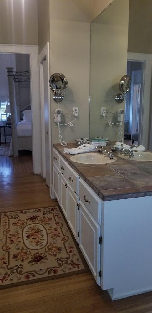 Downtown Guest Quarters Hotel photo 47