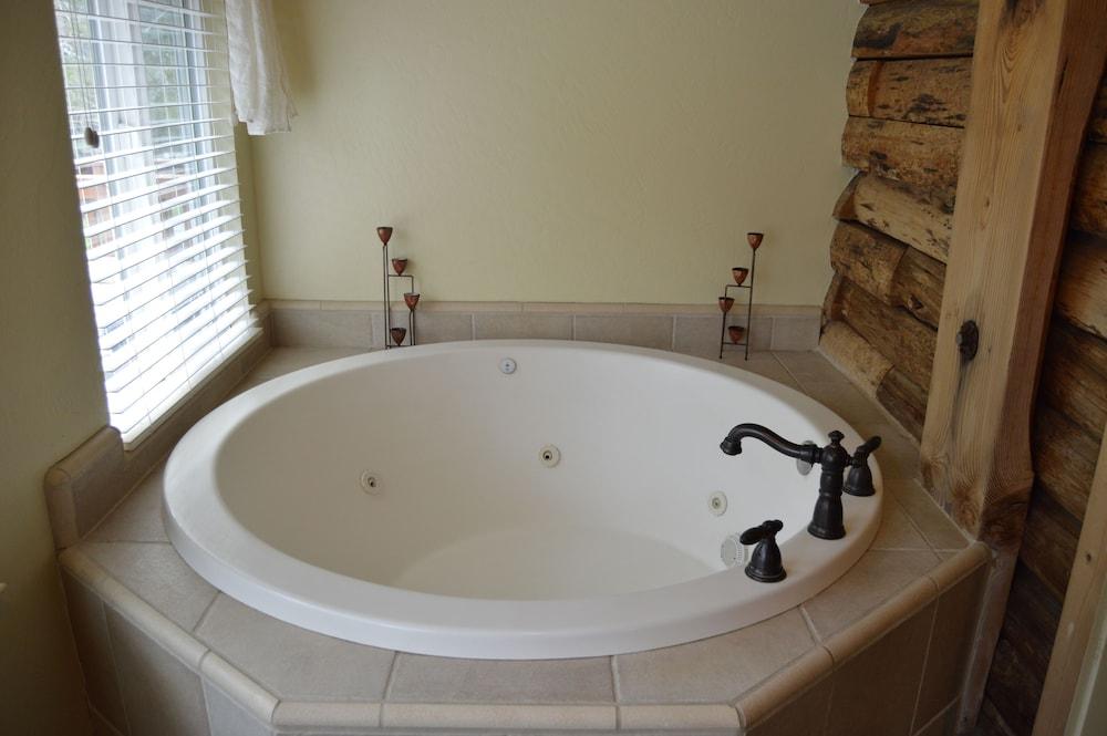 Red Bud Lodge photo 13