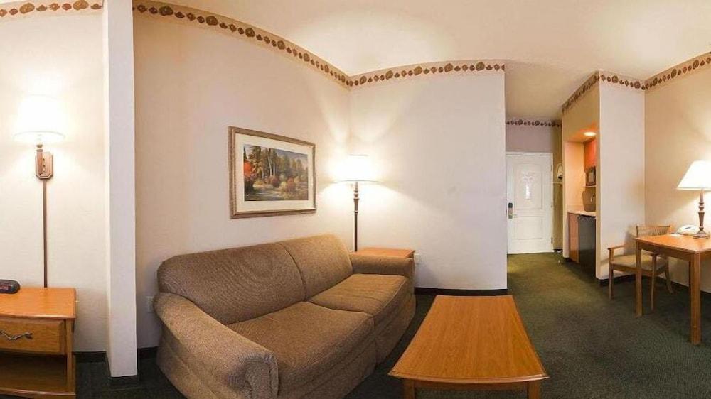 Holiday Inn Express & Suites Winner by IHG photo 18