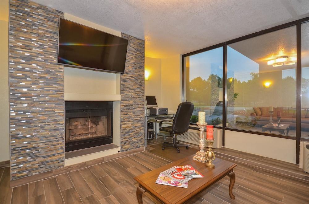 Days Inn by Wyndham Southern Hills/ORU photo 8