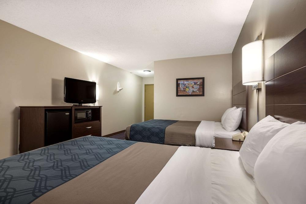 Econo Lodge Darien Lakes photo 24