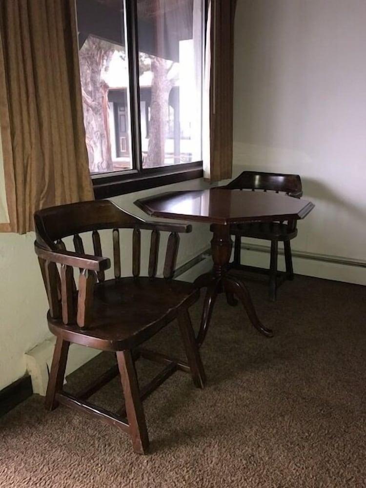 Bunkhouse Motel photo 8