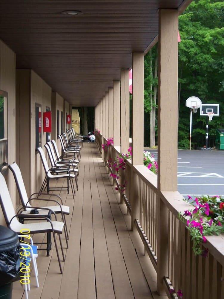 Tall Pines Motel photo 60