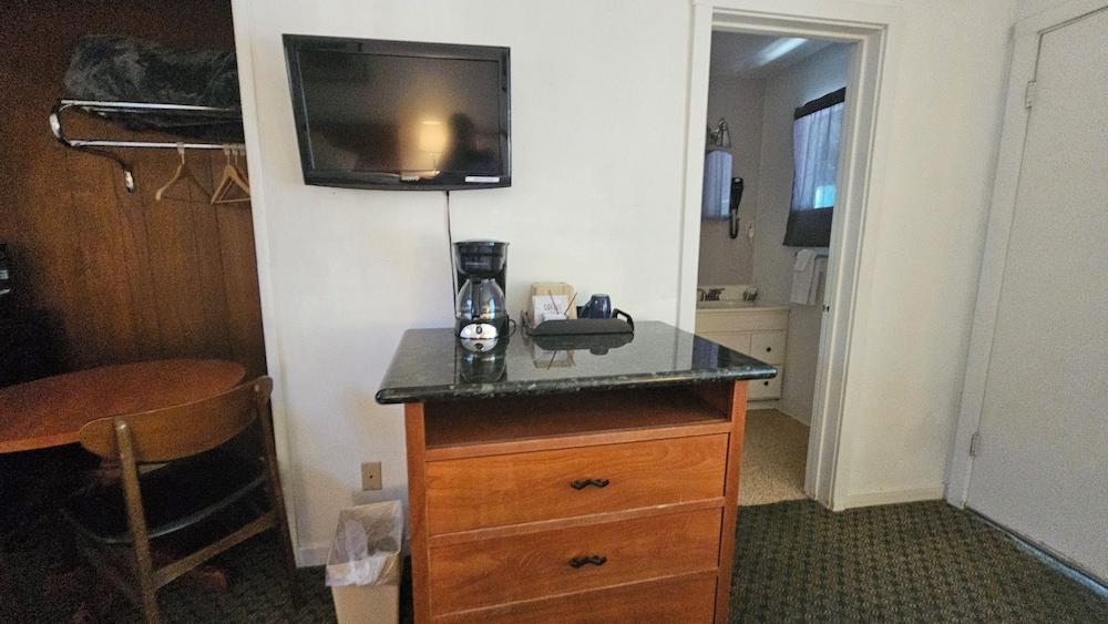 Cedar Lodge Motel photo 51