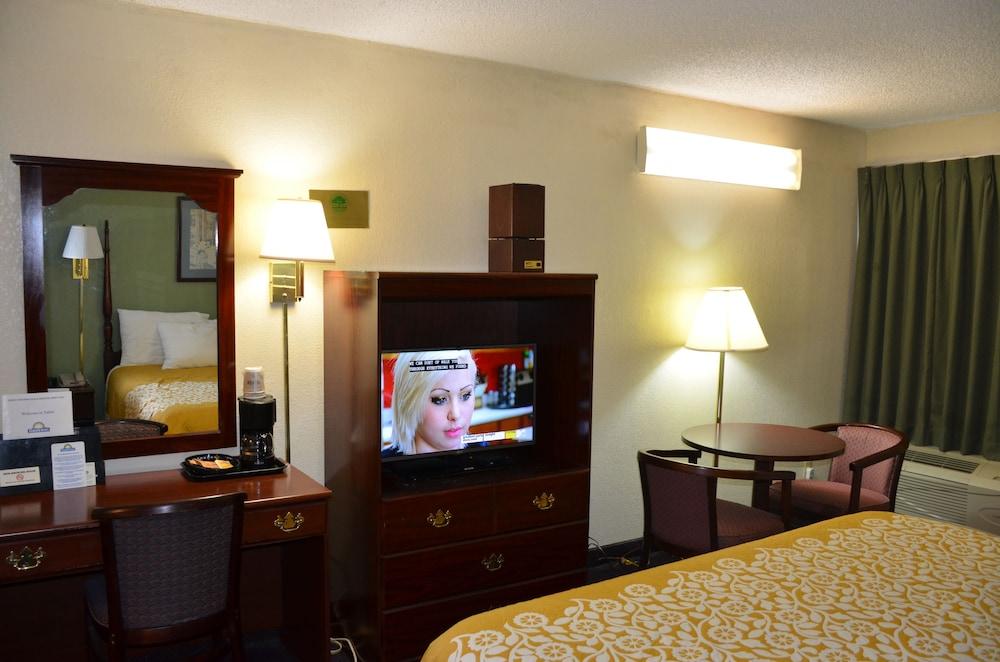 Days Inn by Wyndham Southern Hills/ORU photo 19
