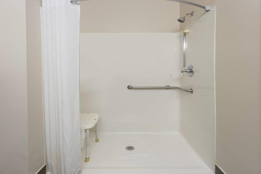 Baymont by Wyndham Anderson photo 23