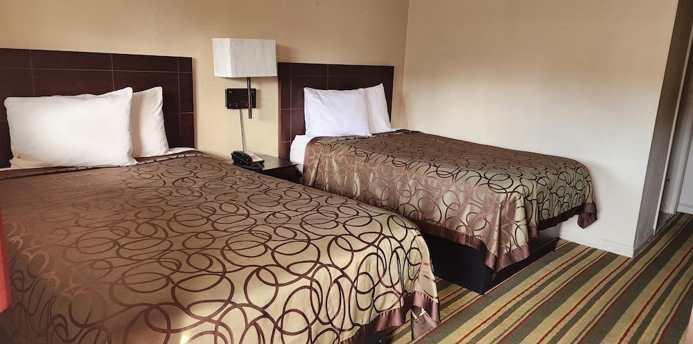 TRAVELER'S MOTEL photo 4