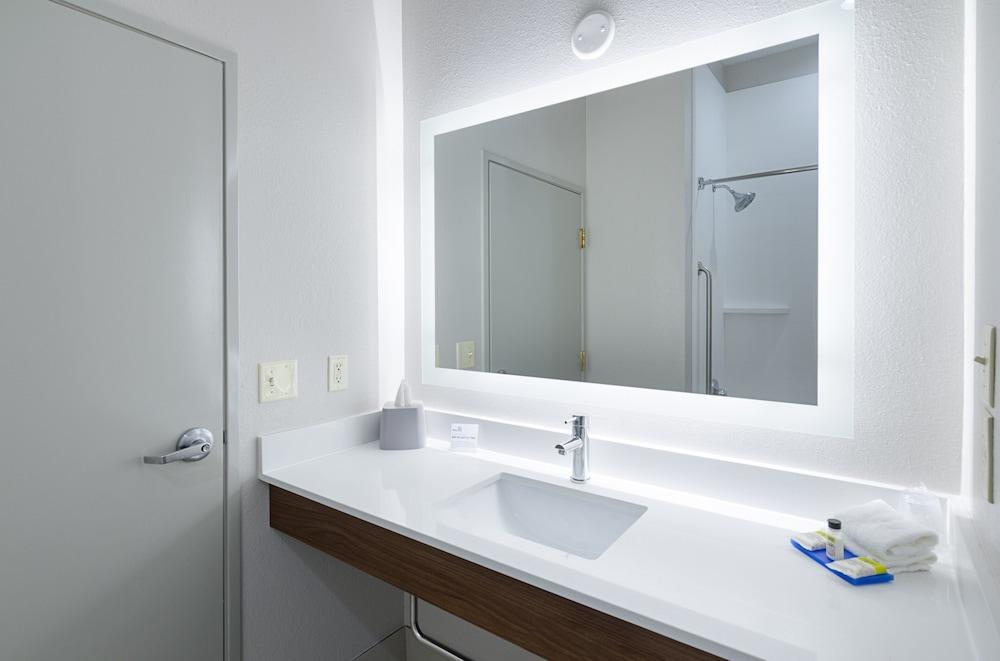 Holiday Inn Express Hotel & Suites Weston by IHG photo 39