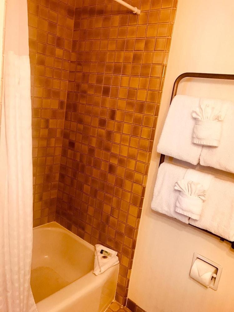 Pacific Grove Inn photo 37