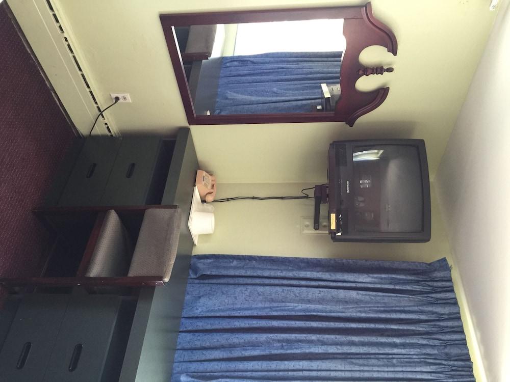 Travelers Motel photo 16