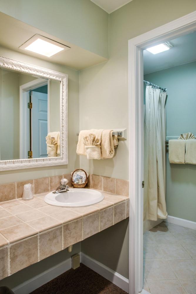 Boxwood Lodge photo 17