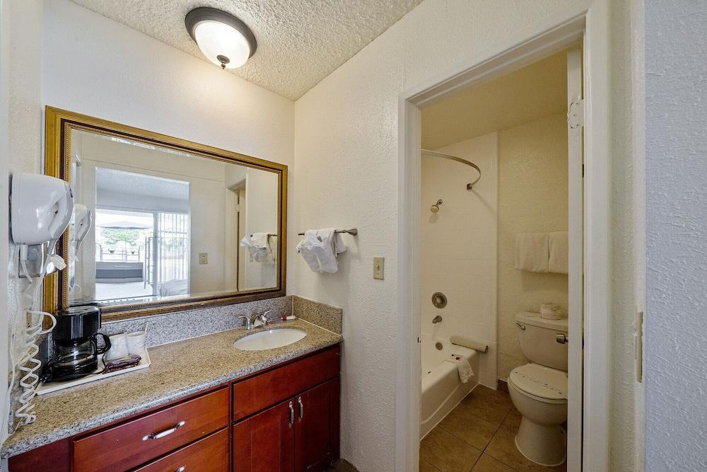 MC Pacific Inn & Suites photo 11