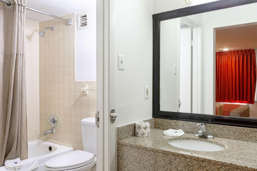 Motel 6 Houston, TX - East photo 23