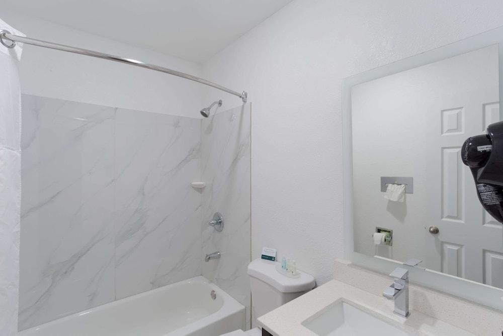 Quality Inn Redding near I-5 photo 25