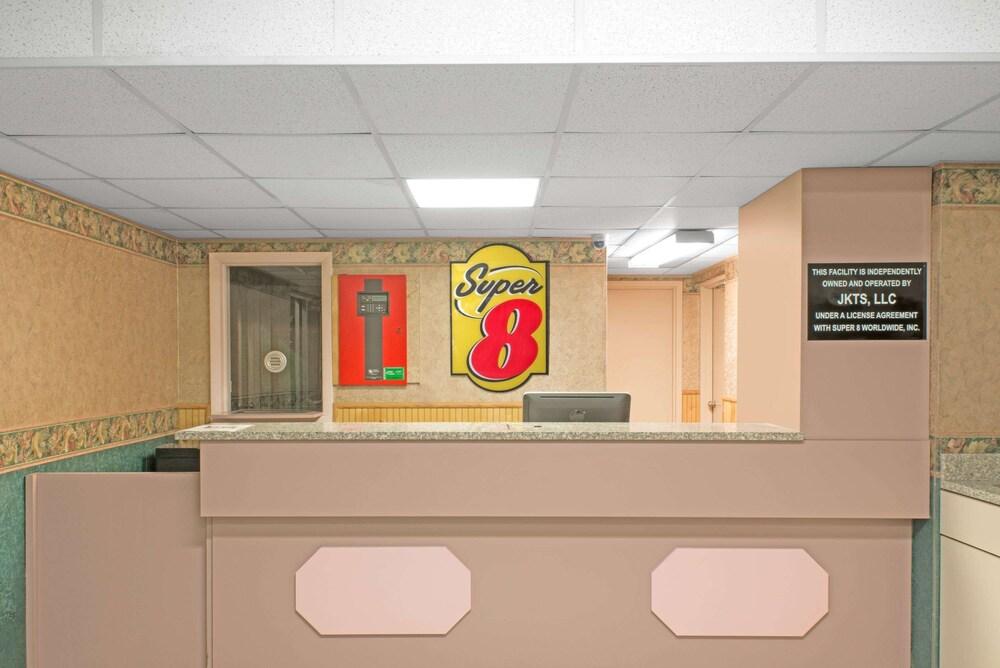 Super 8 by Wyndham Wapakoneta photo 2