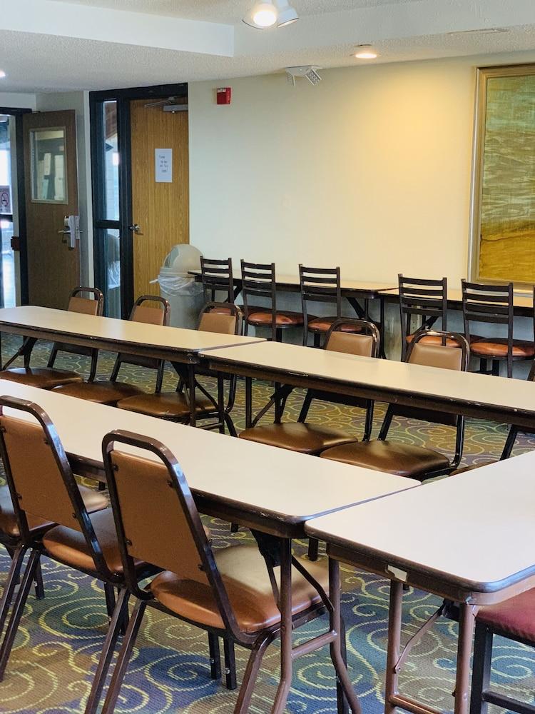 AmericInn by Wyndham Kewanee photo 66