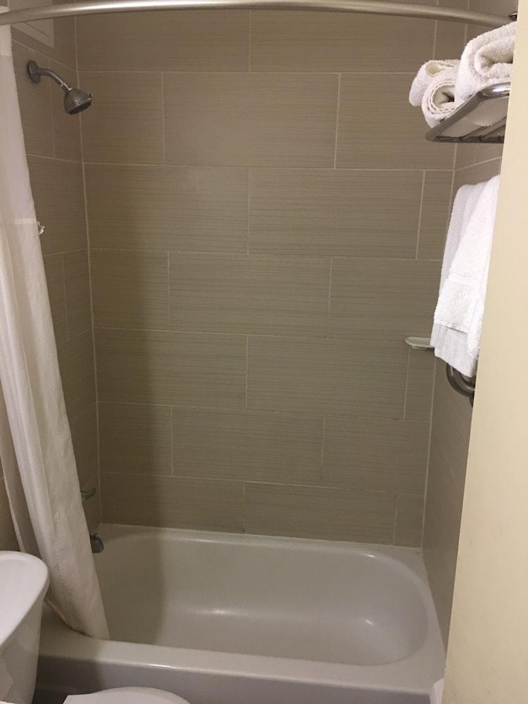 Travelodge by Wyndham Bay Shore Long Island photo 24