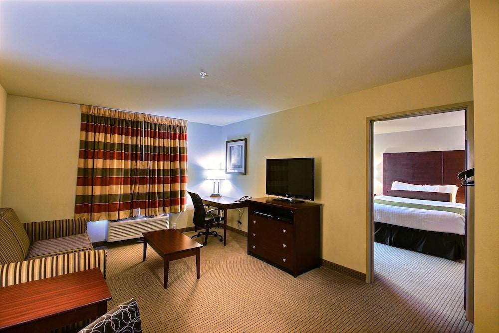 AmericInn by Wyndham Oshkosh photo 9