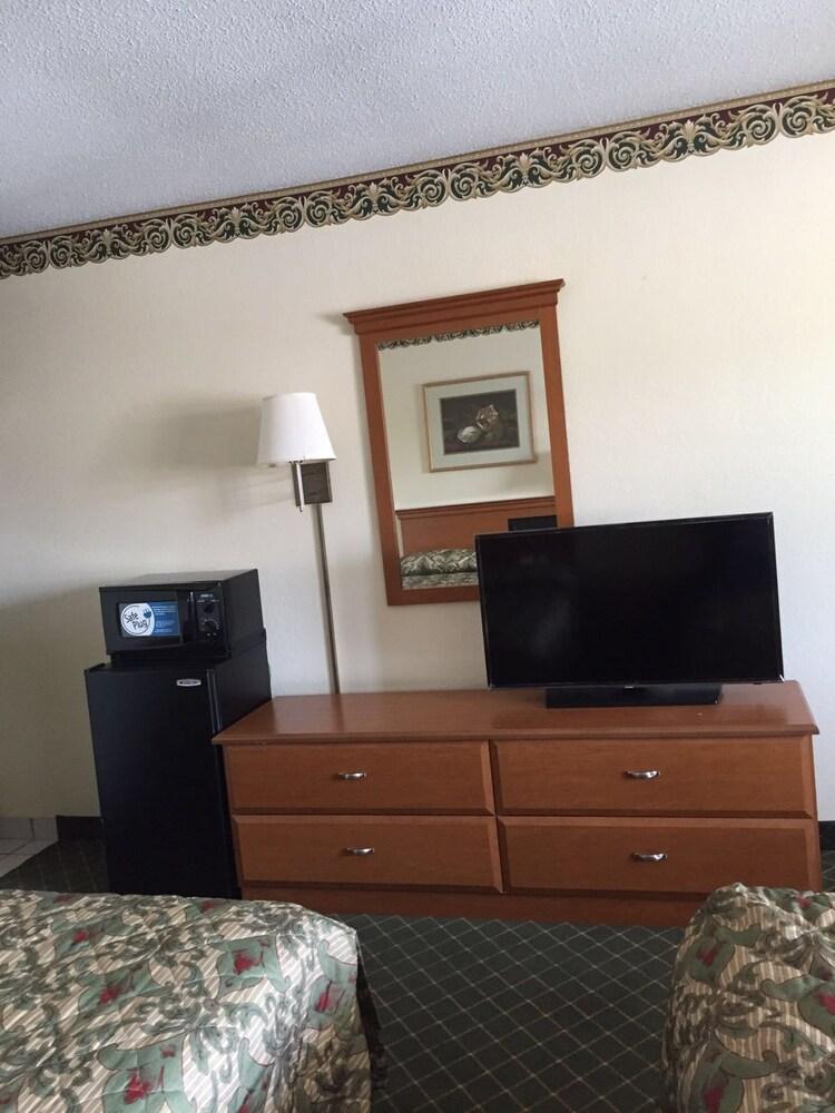 Economy Inn photo 38