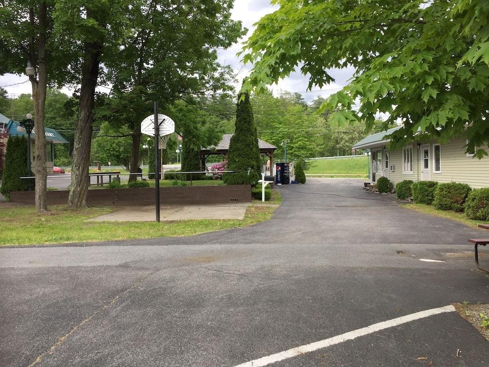 Adirondack Oasis Motel photo 40