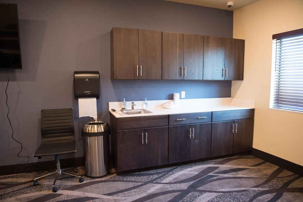 Cobblestone Inn & Suites - Forest City photo 44