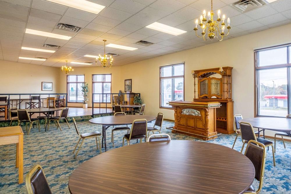 Econo Lodge Waupaca photo 14