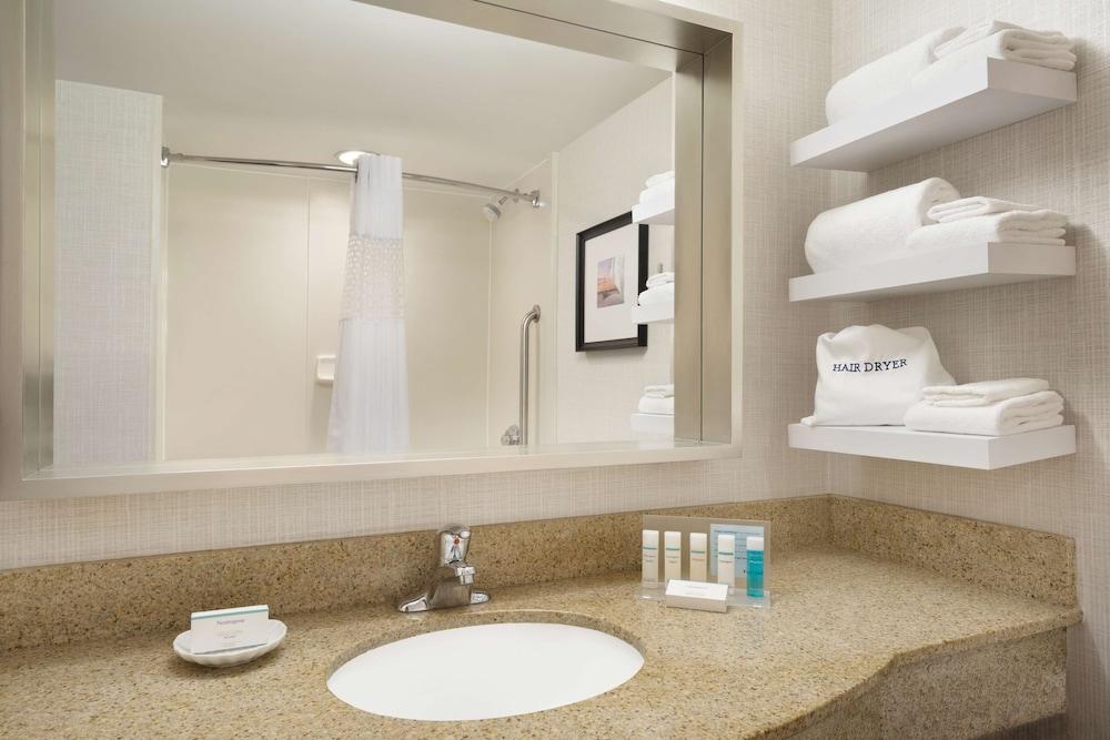 Hampton Inn & Suites Newport/Middletown photo 41