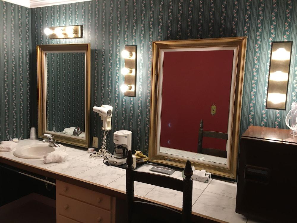Weathervane Motel photo 3