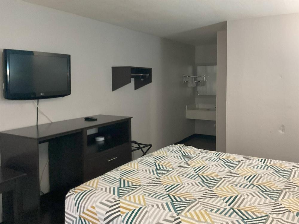 Motel 6 Baton Rouge, LA - East - I-12 photo 12