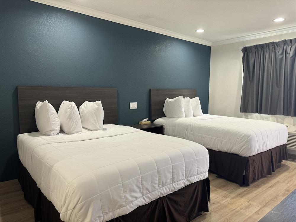 Baymont by Wyndham Bakersfield photo 20
