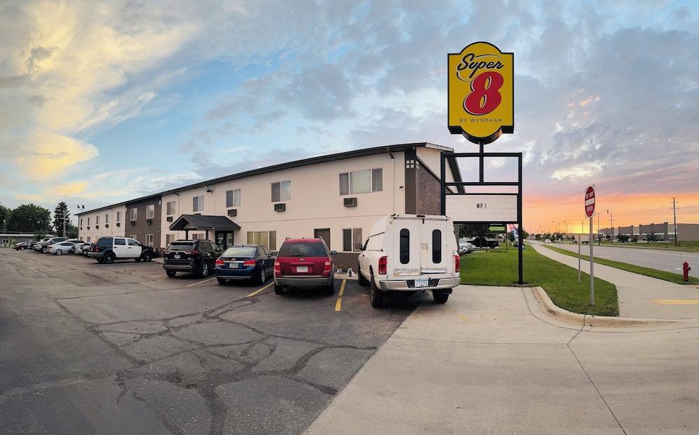 Super 8 by Wyndham West Fargo Main Ave ND photo 9