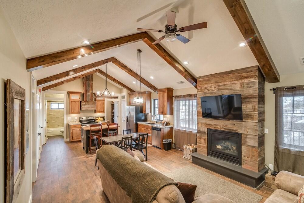 Aspenwood Manor South photo 1