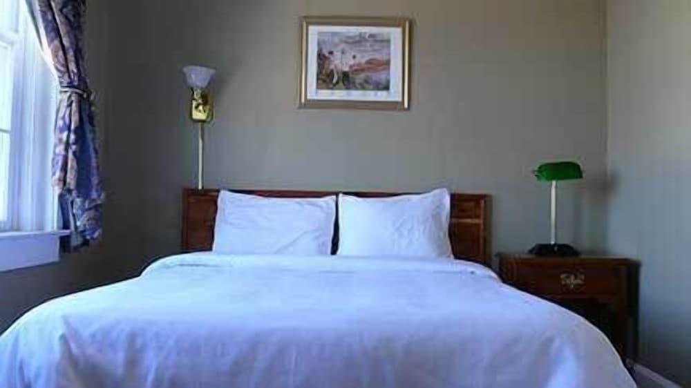Commodore Hotel & Café photo 10