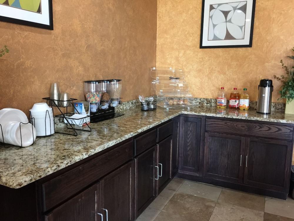 Pearsall Inn & Suites photo 14