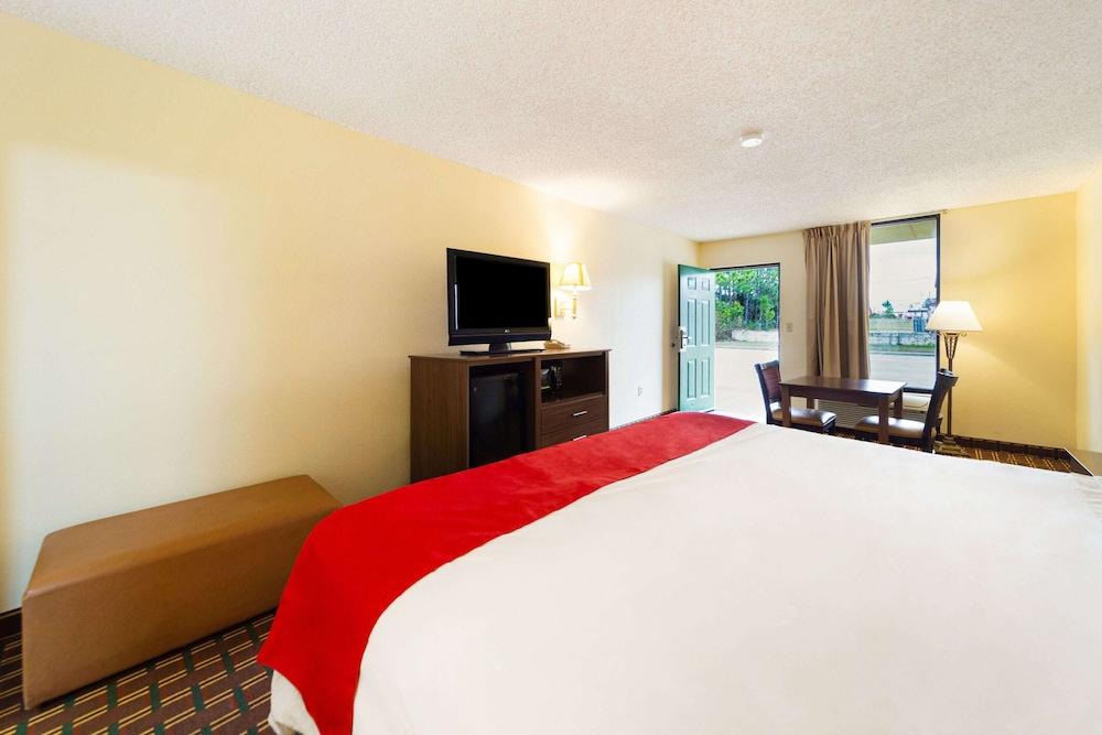Days Inn by Wyndham Atmore photo 39