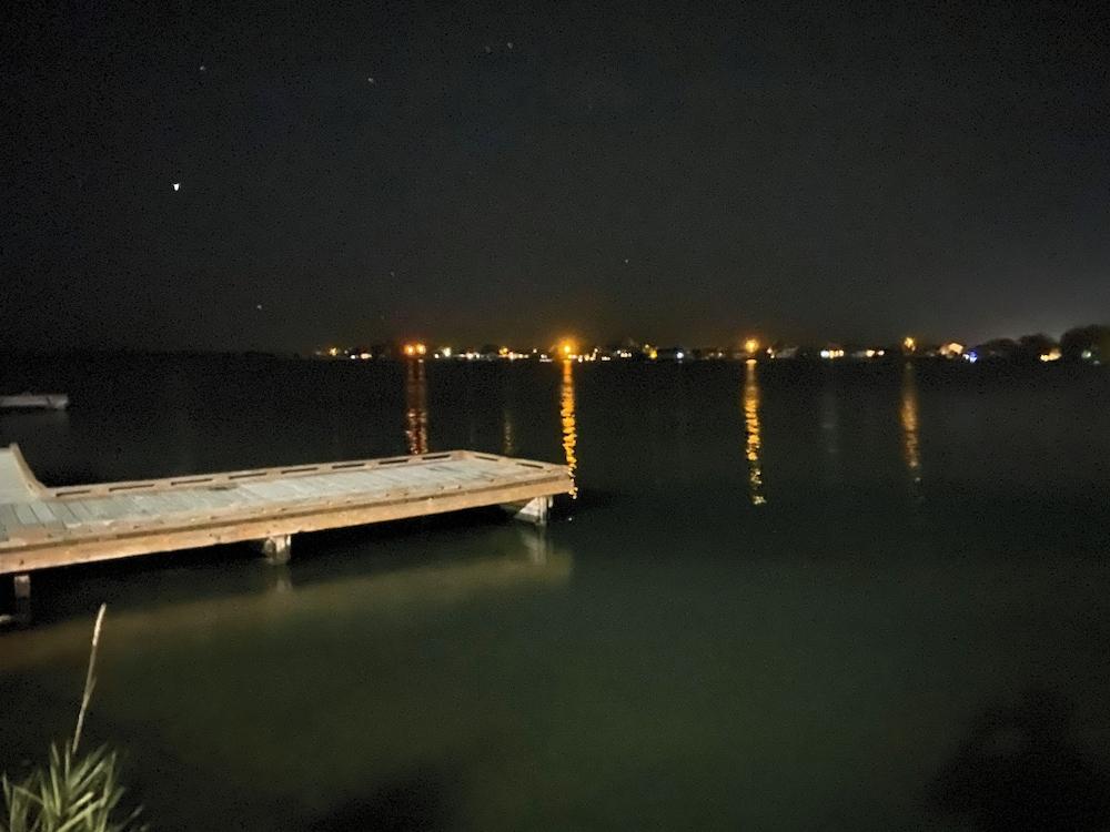 Lakeshore Inn Water Front photo 9