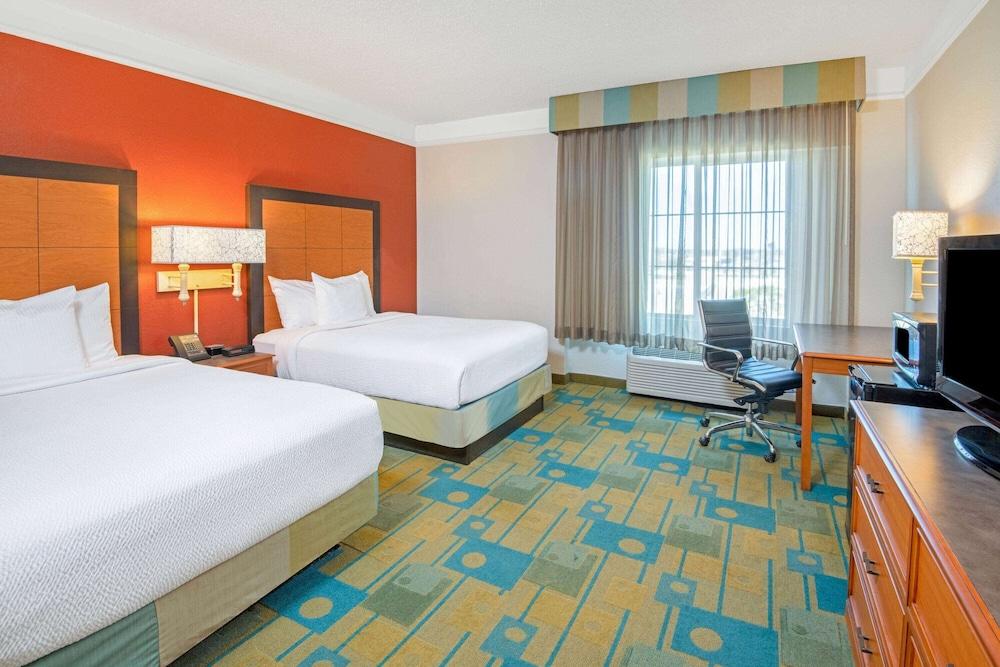 La Quinta Inn & Suites by Wyndham Sherman photo 9