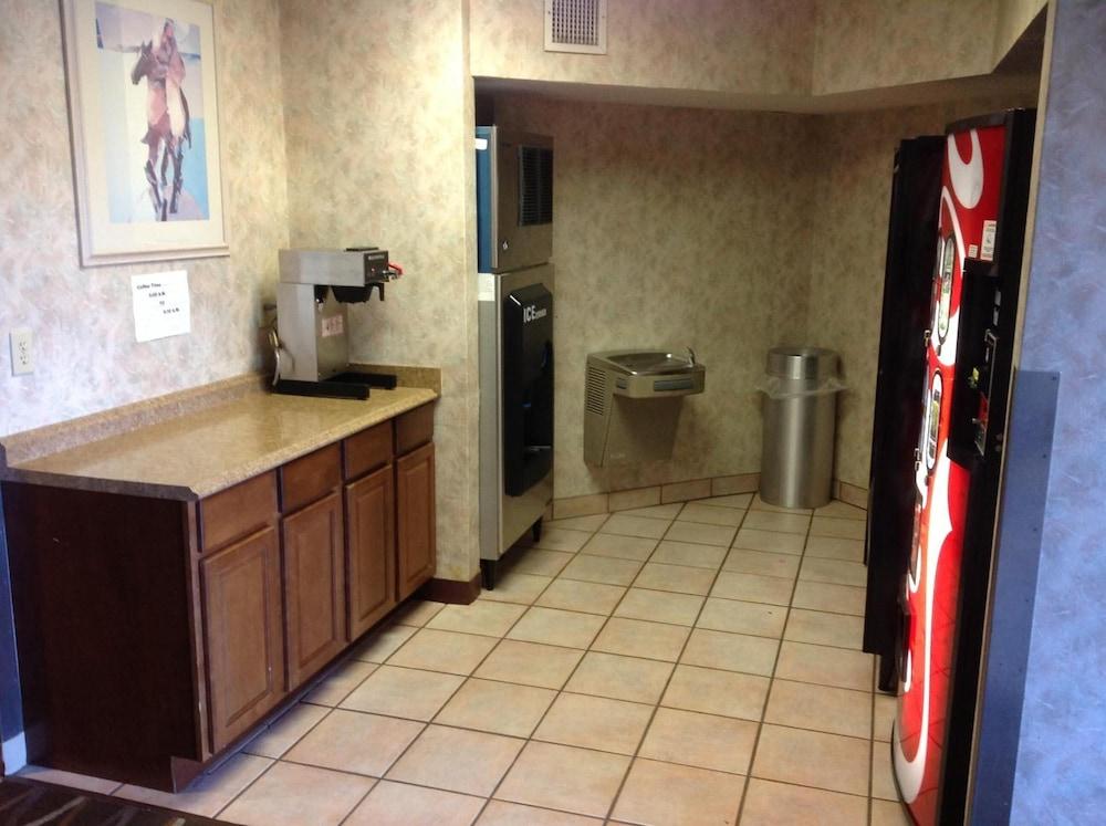Plano Inn & Suites photo 17