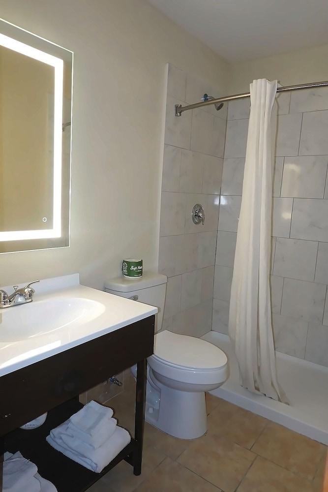 Hillside Inn & Suite photo 8