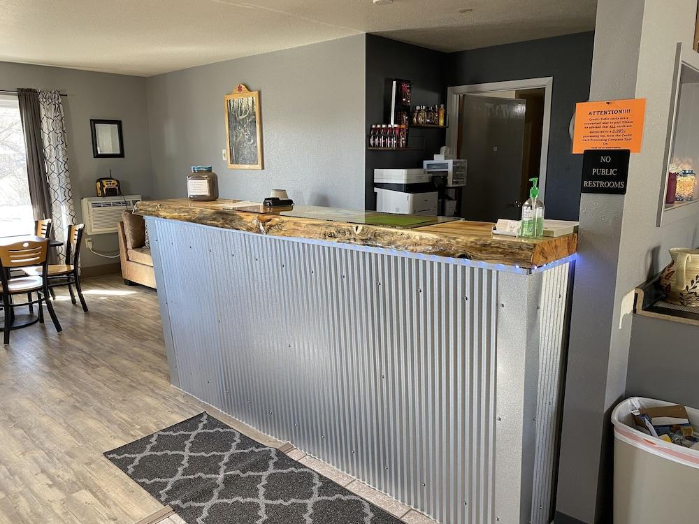 Deer Lodge Motel photo 9