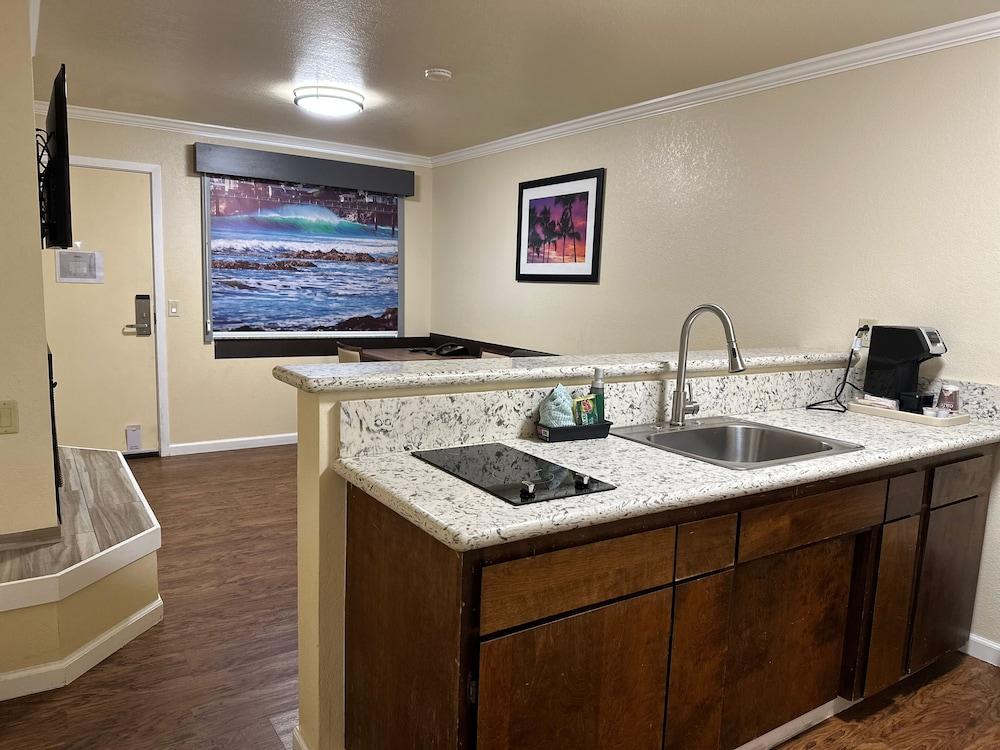 Beachwalker Inn and Suites photo 5