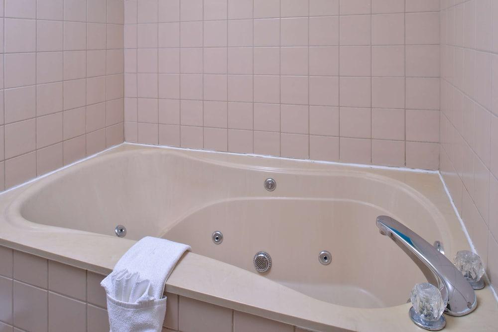 Americas Best Value Inn Batesville photo 16