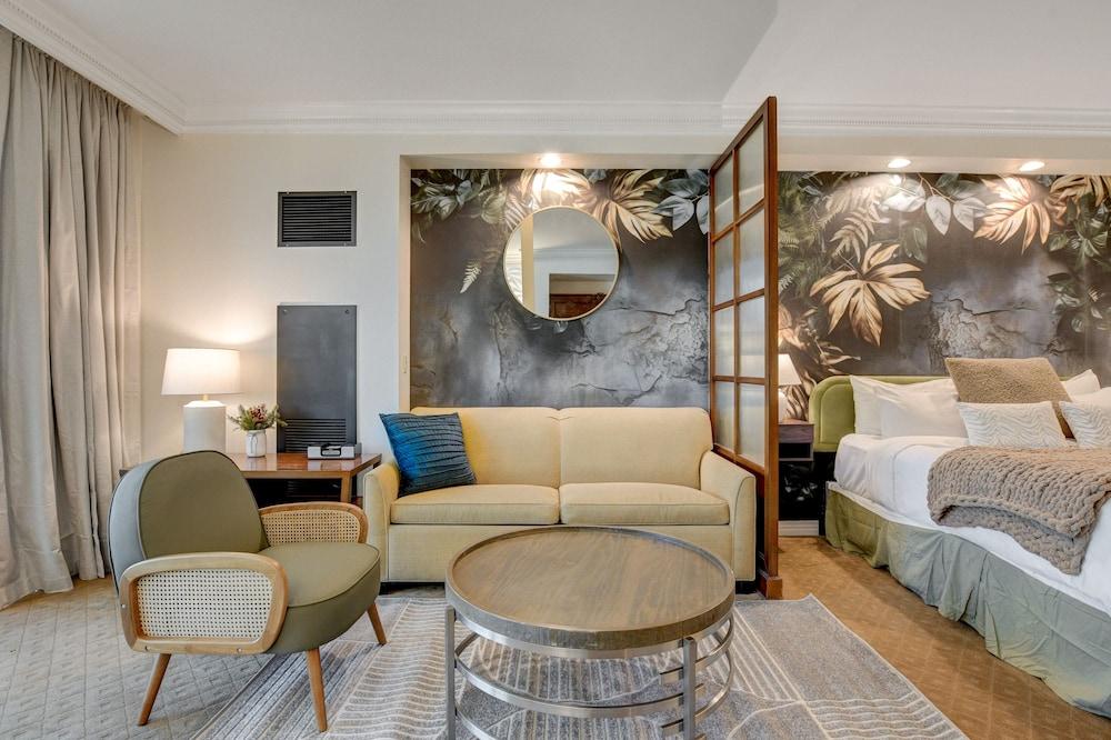 Premium Suite w/balcony at The Signature photo 40