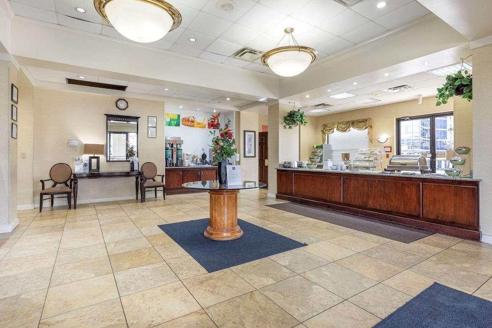 Suburban Studios Tysons Corner photo 4