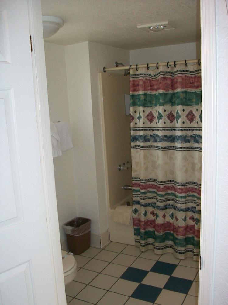 Barewood Inn and Suites photo 14