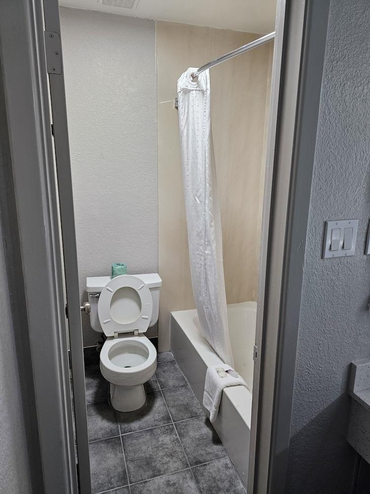 Quality Inn & Suites photo 32