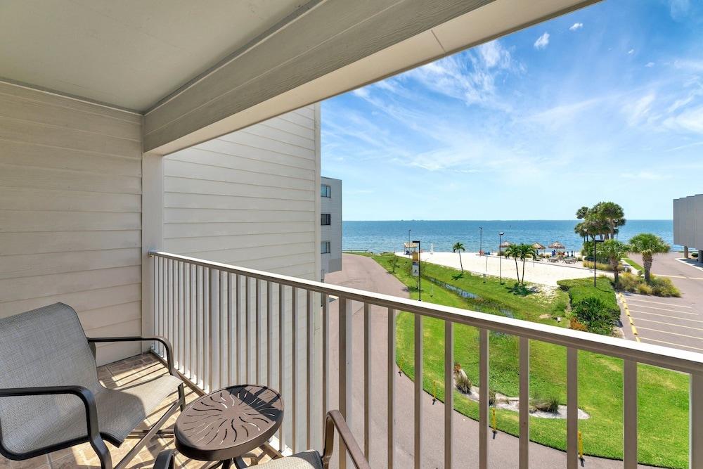 Seaside Luxury Oasis with balcony photo 5