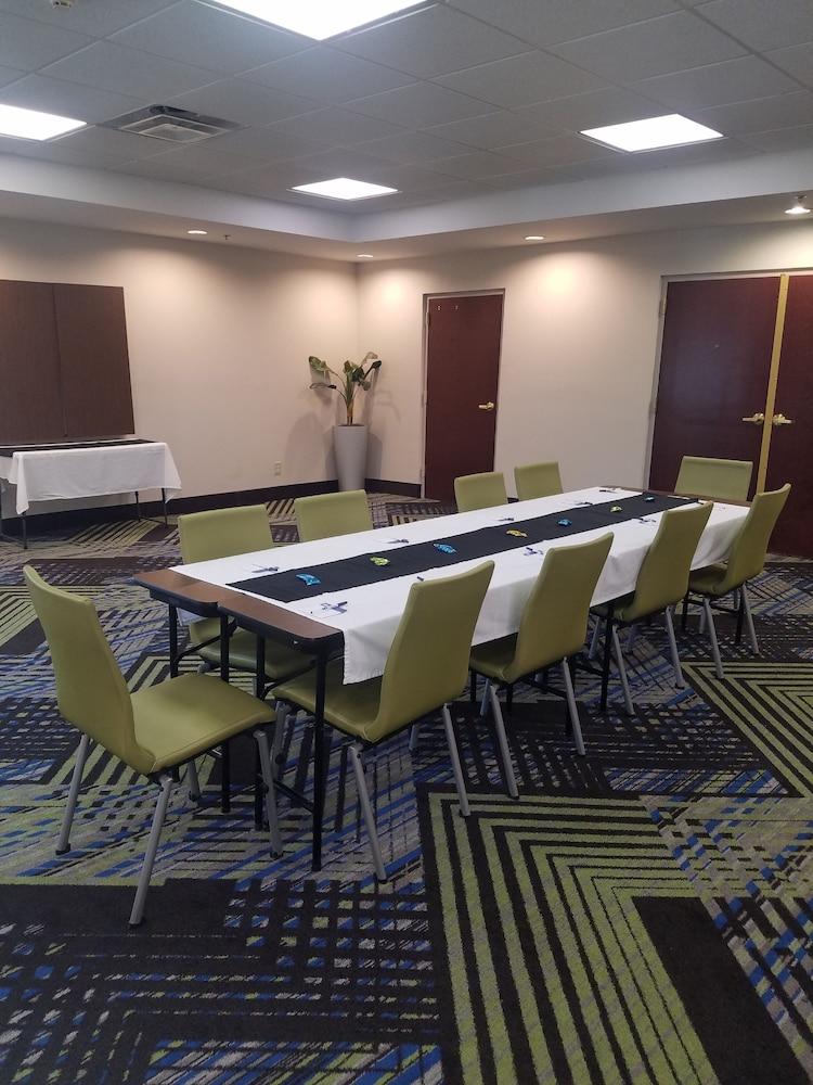 Holiday Inn Express Hotel and Suites Kingsport by IHG photo 26