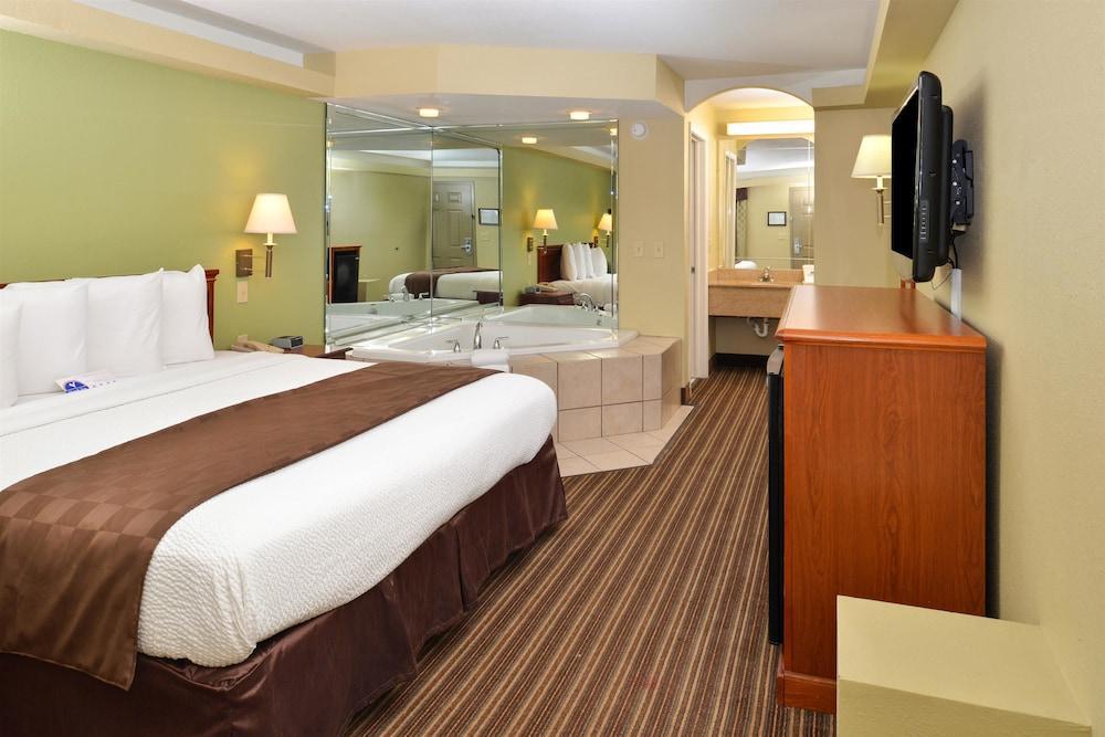 Americas Best Value Inn & Suites University Ave photo 2