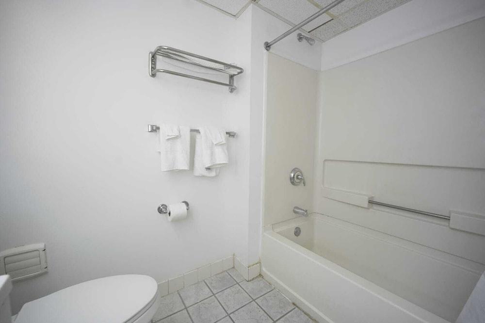 Greenwoods Inn & Suites photo 8